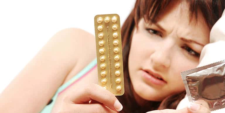 Donna che sceglie metodo contraccettivo