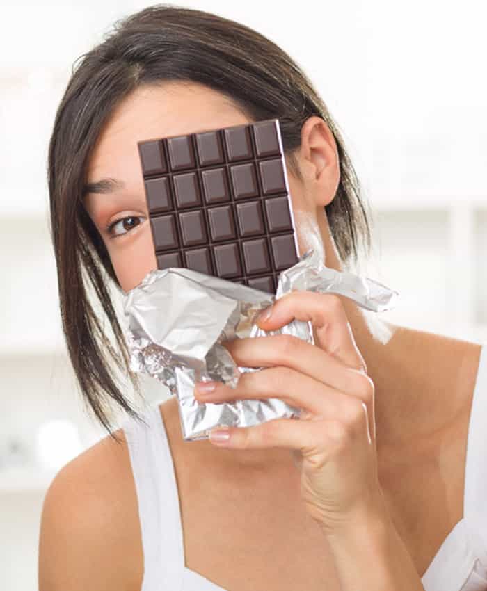 Donna che mangia cioccolato